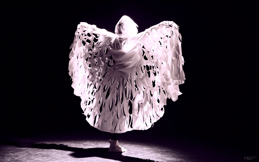 arc-en-ciel-comme-l-oiseau-9 femmes tristes assises par terre